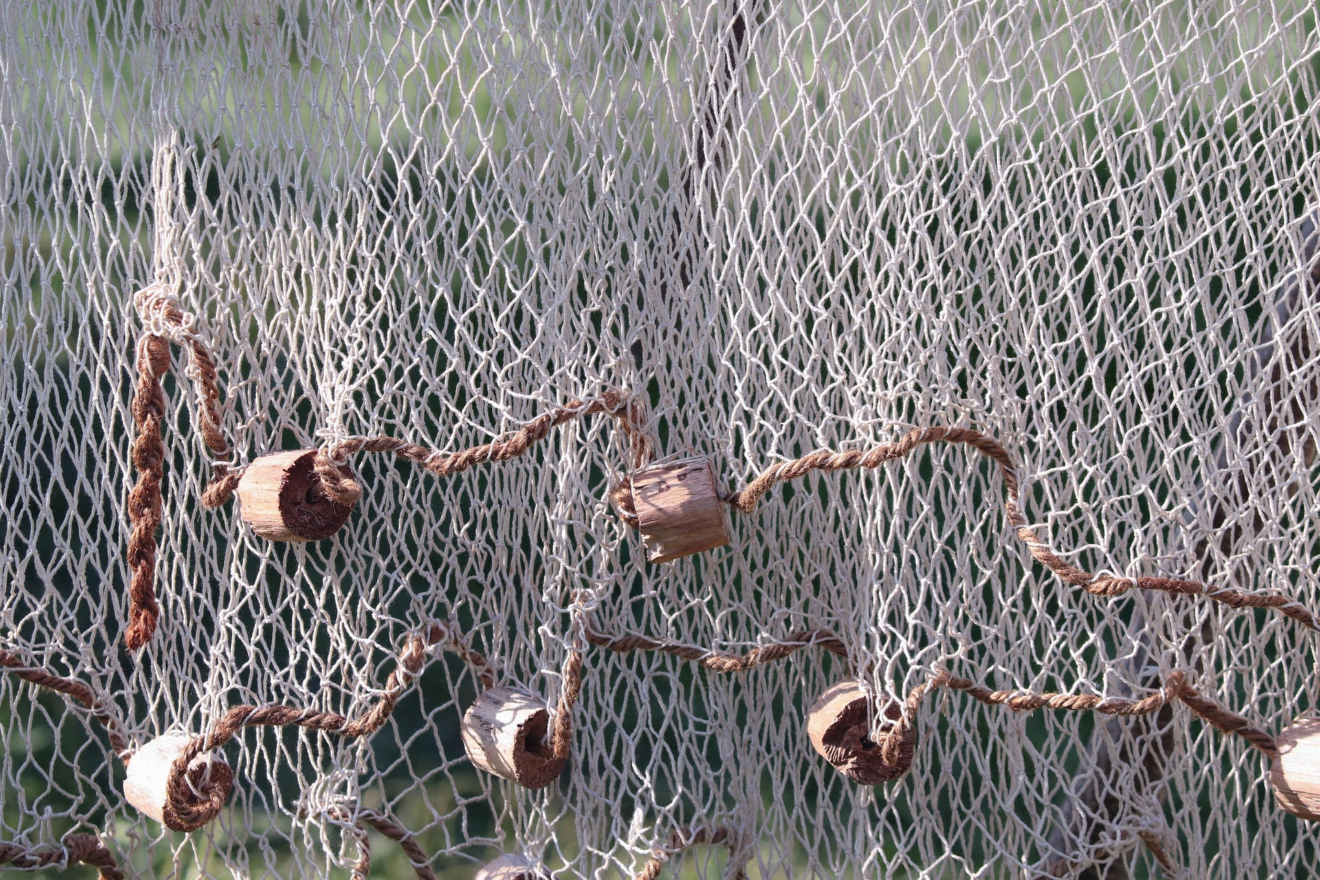 Zum Trocknen aufgehängte Fischernetze