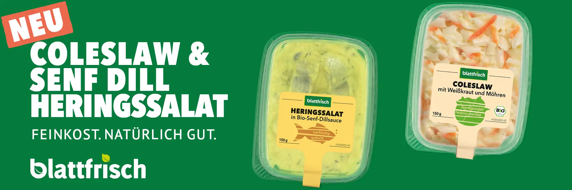Zwei Plastikbehälter mit Salaten vor grünem Hintergrund. Links Heringssalat mit Gelb und Dill, rechts Coleslaw mit Weißkohl und Möhren. Oben links der Text "NEU COLESLAW & SENF DILL HERINGSSALAT". Marke: blattfrisch.