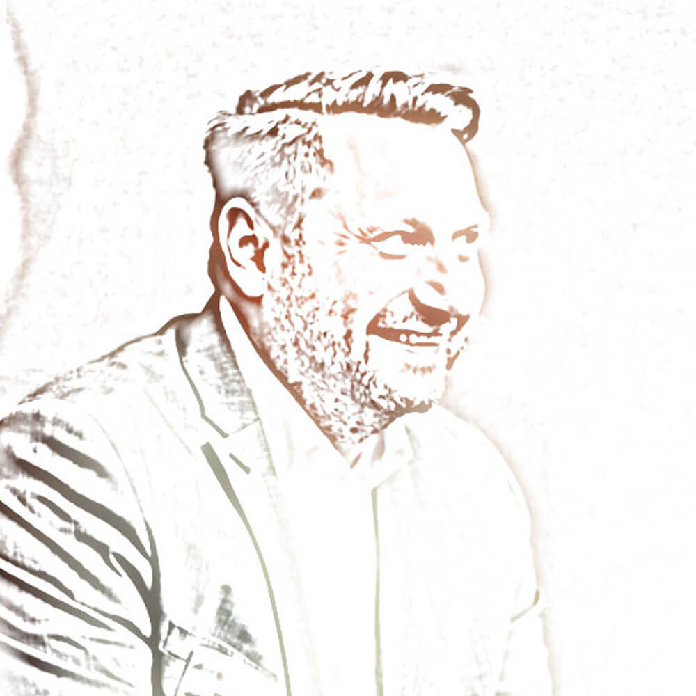 Blattfrisch Bio Feinkost Team Bjoern Ein Mann in einem Anzug sitzt und lächelt. Das Bild ist in einem stilisierten, skizzenhaften Stil mit sanften Farbtönen gehalten. Der Hintergrund ist schlicht und hell.