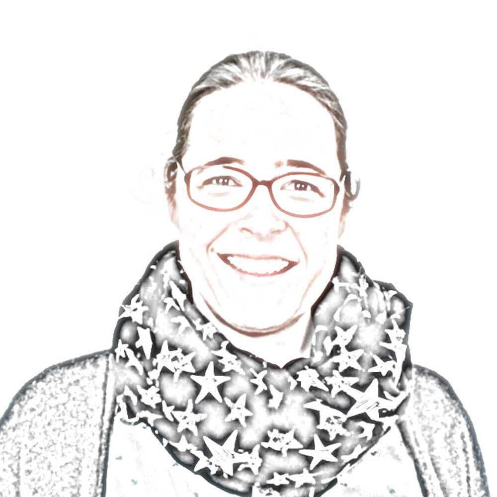 Blattfrisch Bio Feinkost Team Inke Eine Person mit Brille lächelt in die Kamera. Sie trägt einen Schal mit Sternenmuster und eine Jacke. Der Hintergrund ist weiß, und das Bild hat einen gezeichneten Effekt.