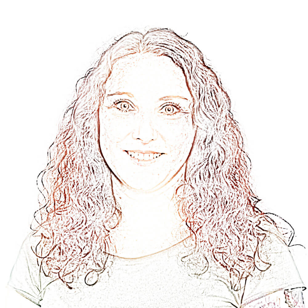 Blattfrisch Bio Feinkost Team Kiki Eine Frau mit lockigem Haar lächelt direkt in die Kamera. Das Bild hat einen gezeichneten Effekt, wodurch Details weich und künstlerisch wirken. Sie trägt ein helles Oberteil vor einem neutralen Hintergrund.